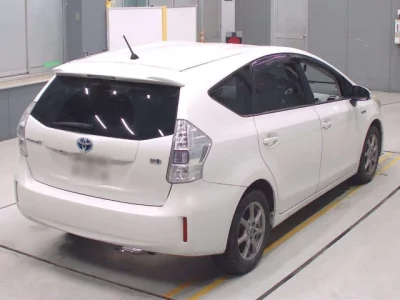 Toyota PRIUS ALPHA  с аукциона в Японии