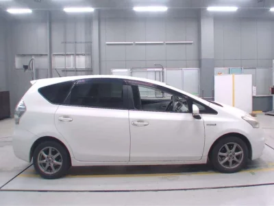 Toyota PRIUS ALPHA  с аукциона в Японии