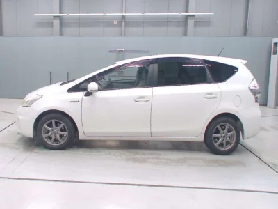 Toyota PRIUS ALPHA  с аукциона в Японии