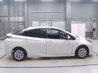 Toyota Prius лот № 30088 оценка 4  с аукциона в Японии 2
