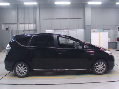 Toyota PRIUS ALPHA  с аукциона в Японии