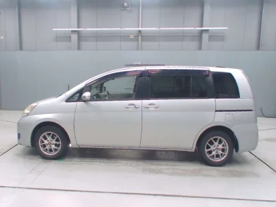 Toyota ISIS  с аукциона в Японии