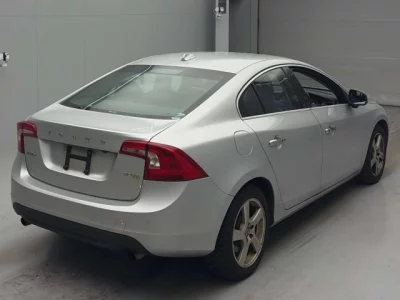Volvo S60  с аукциона в Японии