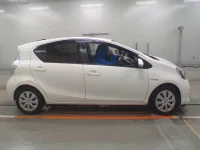 Toyota AQUA лот № 30063 оценка 3.5  с аукциона в Японии 2