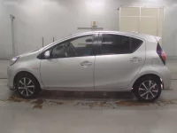 Toyota AQUA лот № 30087 оценка 4  с аукциона в Японии 3