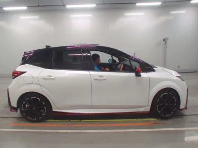 Nissan Aura