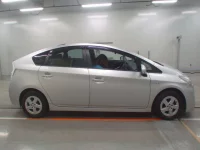 Toyota Prius лот № 30842 оценка 3  с аукциона в Японии 2