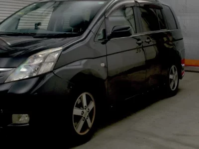 Toyota ISIS  с аукциона в Японии