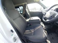 Toyota HIACE VAN лот № 30503 оценка 4  с аукциона в Японии 7