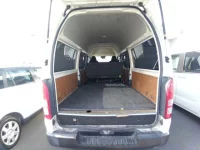 Toyota HIACE VAN лот № 30503 оценка 4  с аукциона в Японии 8