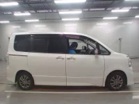 Toyota VOXY лот № 30717 оценка 3.5  с аукциона в Японии 2