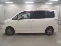 Toyota VOXY лот № 30717 оценка 3.5  с аукциона в Японии 3