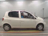 Toyota VITZ лот № 10393 оценка 3.5  с аукциона в Японии 2
