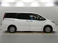 Toyota NOAH лот № 30857 оценка 3.5  с аукциона в Японии 2