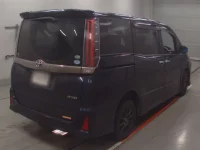 Toyota NOAH лот № 30656 оценка 4  с аукциона в Японии 1