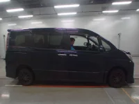 Toyota NOAH лот № 30656 оценка 4  с аукциона в Японии 2