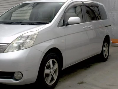 Toyota ISIS  с аукциона в Японии