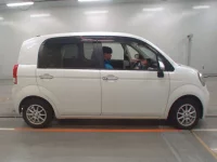 Toyota PORTE лот № 10435 оценка 4  с аукциона в Японии 2