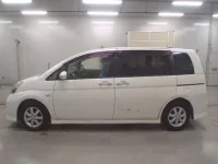 Toyota ISIS лот № 10444 оценка 3.5  с аукциона в Японии 3