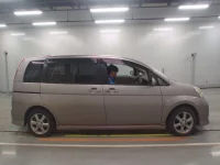 Toyota ISIS лот № 30832 оценка 3.5  с аукциона в Японии 2