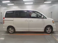 Toyota NOAH лот № 10552 оценка 3.5  с аукциона в Японии 2