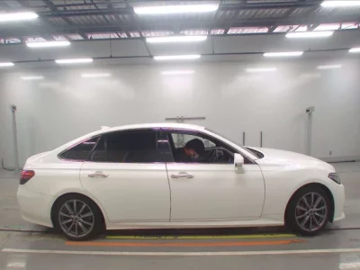 Toyota CROWN  с аукциона в Японии