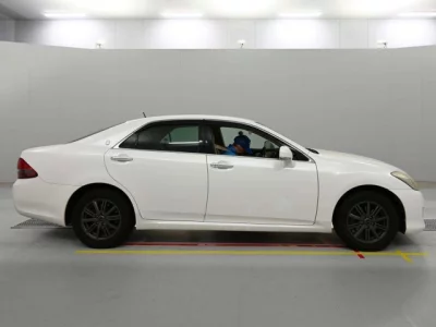 Toyota CROWN  с аукциона в Японии