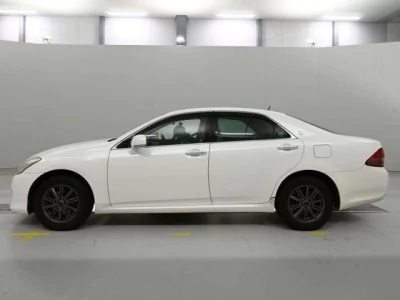 Toyota CROWN  с аукциона в Японии