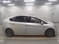 Toyota PRIUS PHV лот № 10680 оценка 3.5  с аукциона в Японии 2