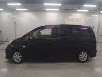 Toyota ISIS лот № 10676 оценка 3.5  с аукциона в Японии 3