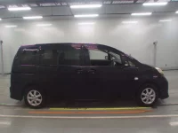 Toyota ISIS лот № 10676 оценка 3.5  с аукциона в Японии 2