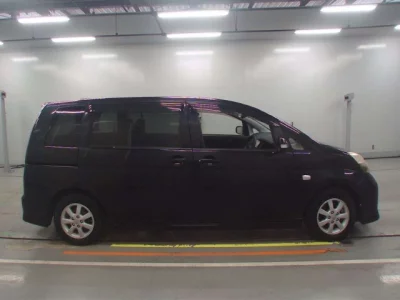 Toyota ISIS  с аукциона в Японии