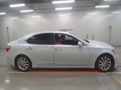 Lexus LS  с аукциона в Японии
