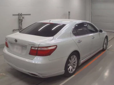 Lexus LS  с аукциона в Японии