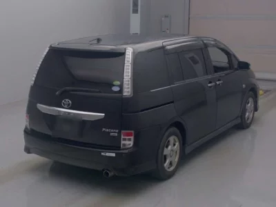 Toyota ISIS  с аукциона в Японии