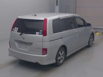 Toyota ISIS  с аукциона в Японии