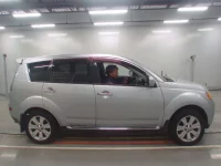 Mitsubishi OUTLANDER лот № 10386 оценка 3.5  с аукциона в Японии 2