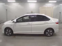 Honda GRACE лот № 30835 оценка 4  с аукциона в Японии 3