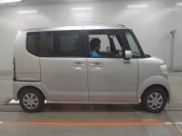 Honda N BOX лот № 50263 оценка 4  с аукциона в Японии 2