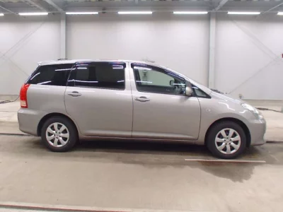 Toyota WISH  с аукциона в Японии