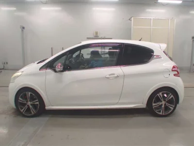Peugeot 208  с аукциона в Японии