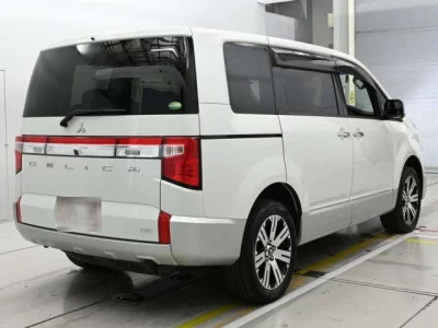 Mitsubishi Delica D:5