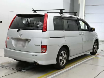 Toyota ISIS  с аукциона в Японии