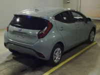 Toyota AQUA лот № 6081 оценка 3.5  с аукциона в Японии 1