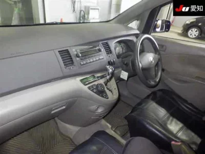 Toyota ISIS  с аукциона в Японии