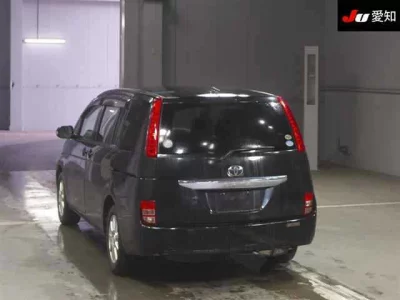 Toyota ISIS  с аукциона в Японии