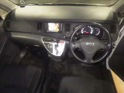 Toyota ISIS  с аукциона в Японии