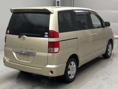 Toyota NOAH  с аукциона в Японии