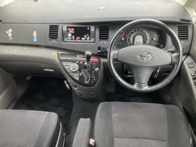 Toyota ISIS  с аукциона в Японии