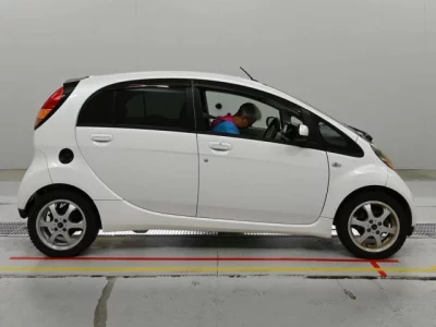 Mitsubishi i